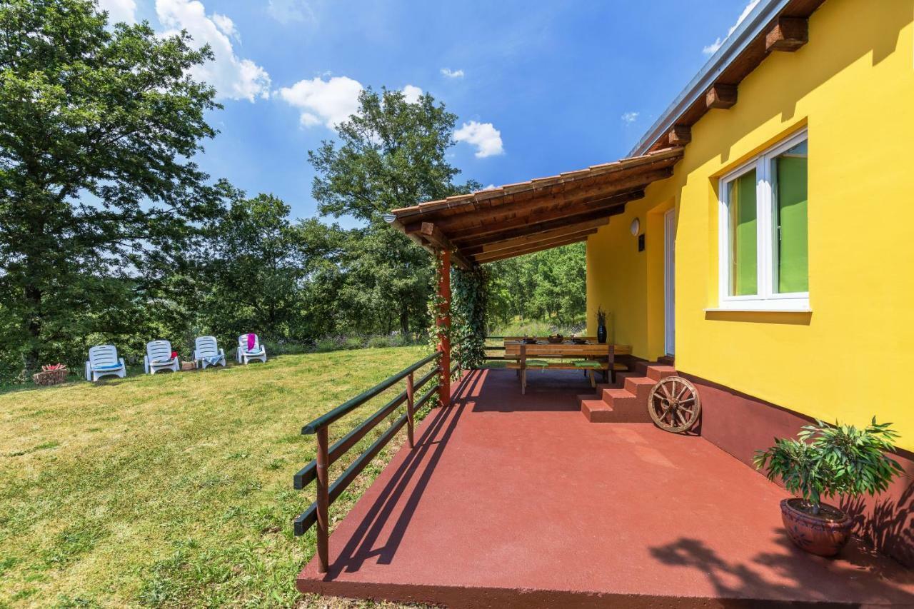 Vacation Home Latini Hum Exterior foto